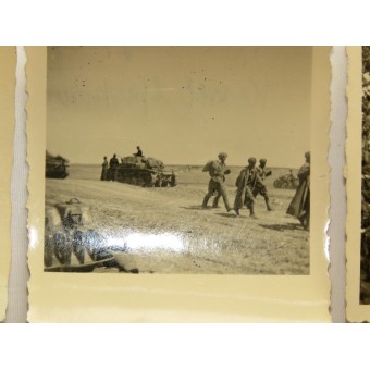 Немецкие фото времен войны. Советские военнопленные на фоне немецких танков. Espenlaub militaria